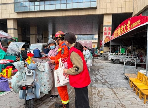 方舟配资 广饶县消防救援大队开展消防宣传赶大集活动